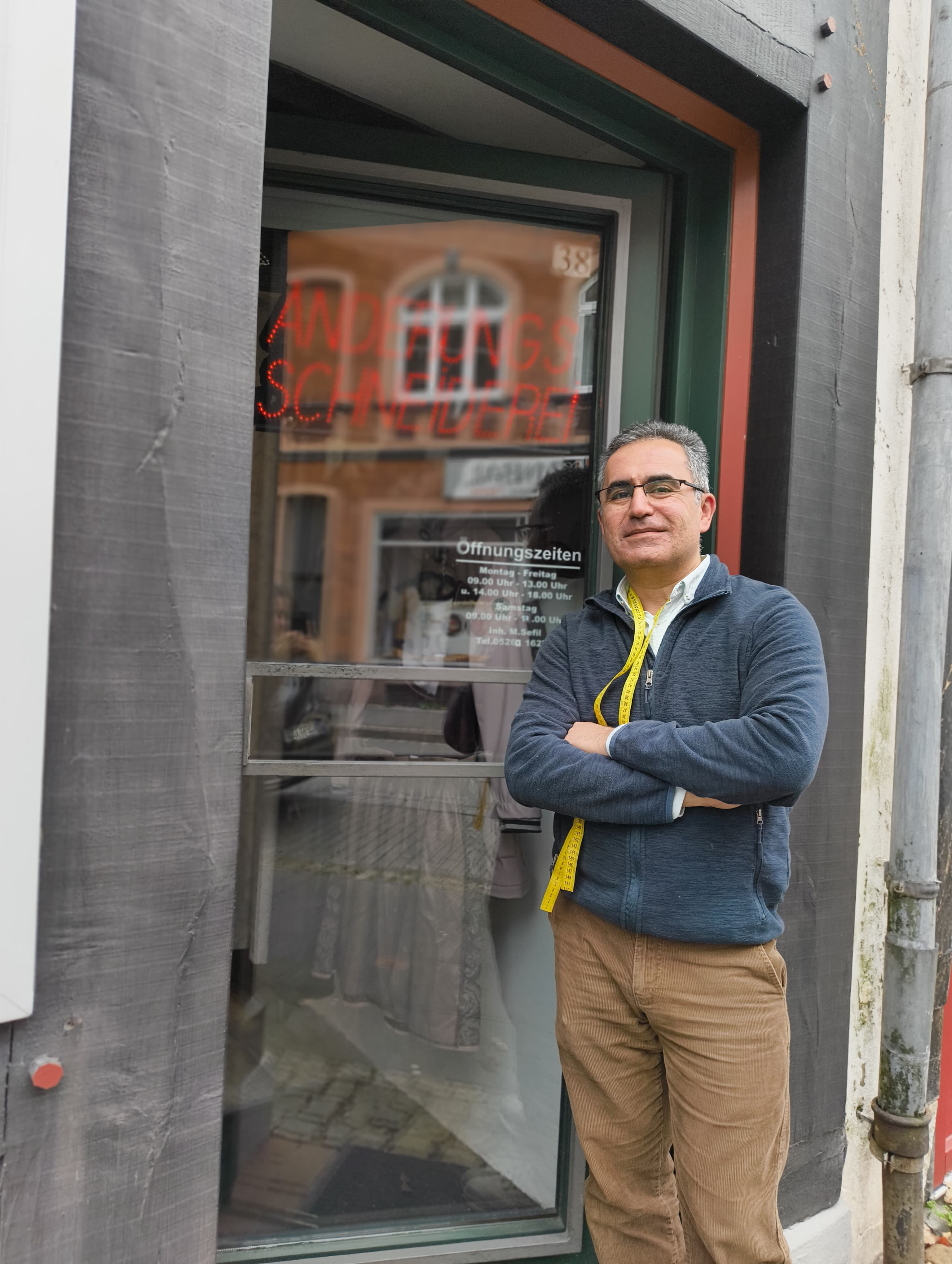 Murat Sefil vor seiner Änderungsschneiderei in Lemgo